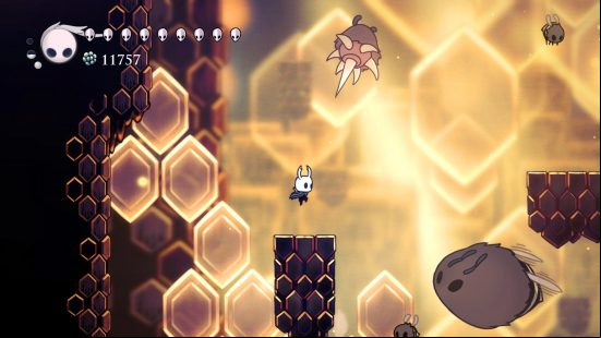 Best single player games - Hollow Knight: An in-game screenshot of the Knight jumping between platforms with enemies floating around.