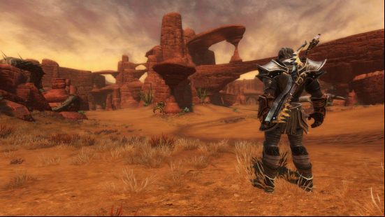 Best single-player MMOs: A character in plate armour stands in a desert surrounded by red bluffs in Kingdoms of Amalur: Reckoning.