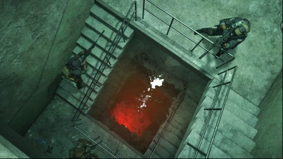 Warzone 2 Season 1 Reloaded: two soldiers ascend a staircase, with water filling the room from the bottom