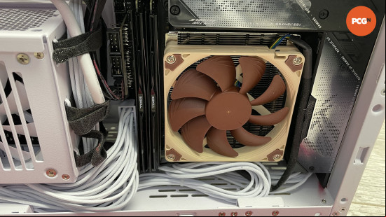 Noctua NH-L9 review: U cooler installed in mini-ITX case