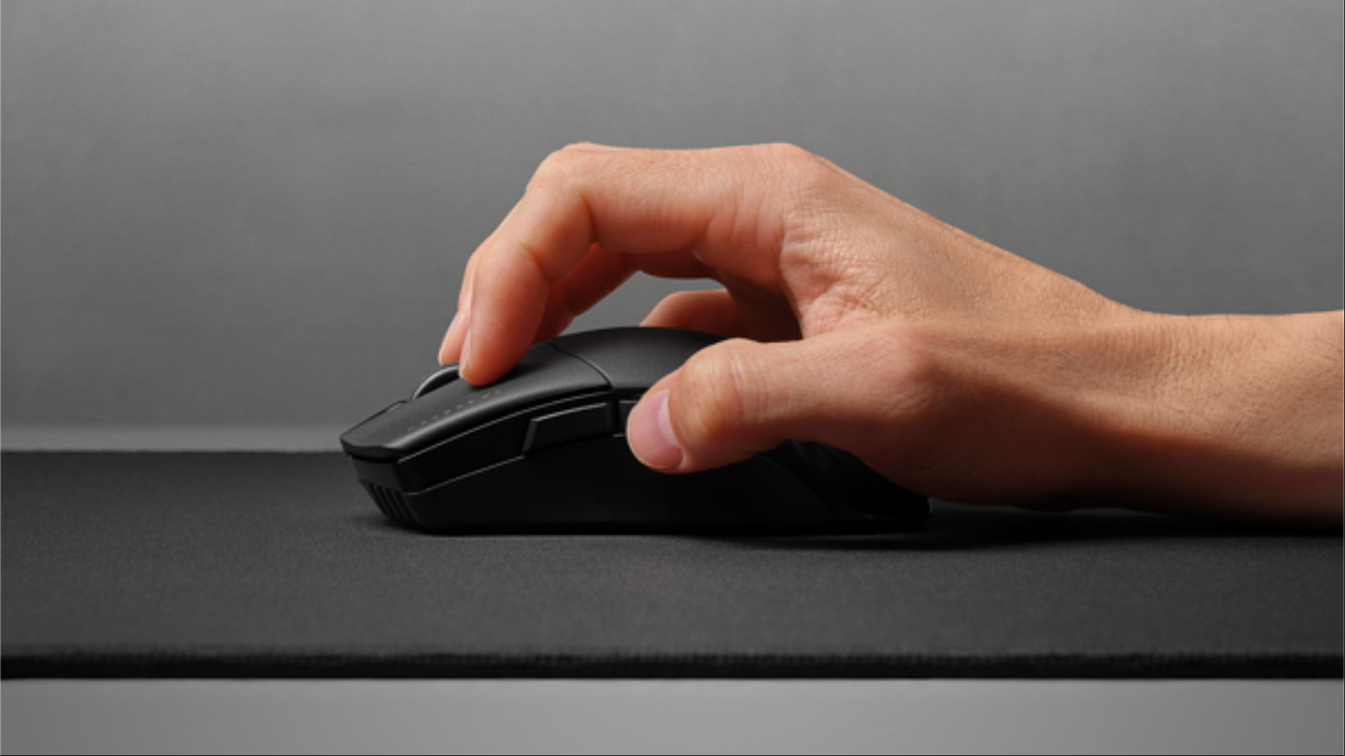 best-gaming-mouse-grip-type Best gaming mouse: example of claw grip type