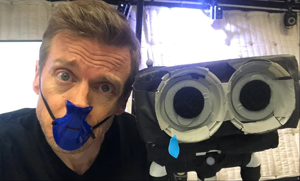 Jedi Survivor's BD-1 is the Battlefield 3 guy wearing a nose whistle: An actor from Star Wars game Star Wars Jedi Survivor alongside a puppet for the robot BD-1