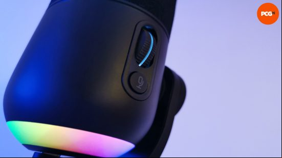 Review images of the Logitech Yeti GX microphone.