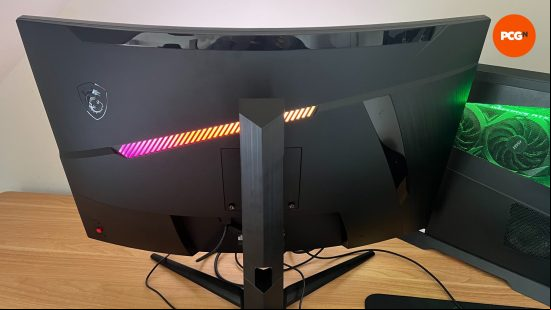 MSI MAG 235CQRF QD rgb rear lighting