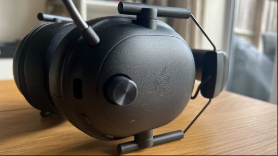 Razer Blackshark V2 Hyperspeed earcup dial 