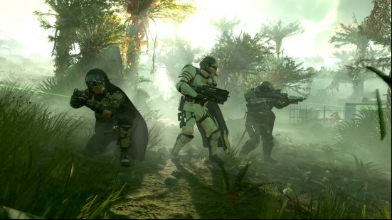 Best multiplayer games: three soldiers hunting aliens in the woods in Helldivers 2.
