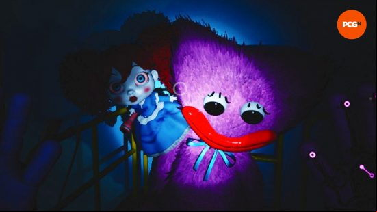 Poppy Playtime Chapter 3 review: Poppy sits on the shoulder of Kissy Missy, as the player shines a flashlight on the pair.