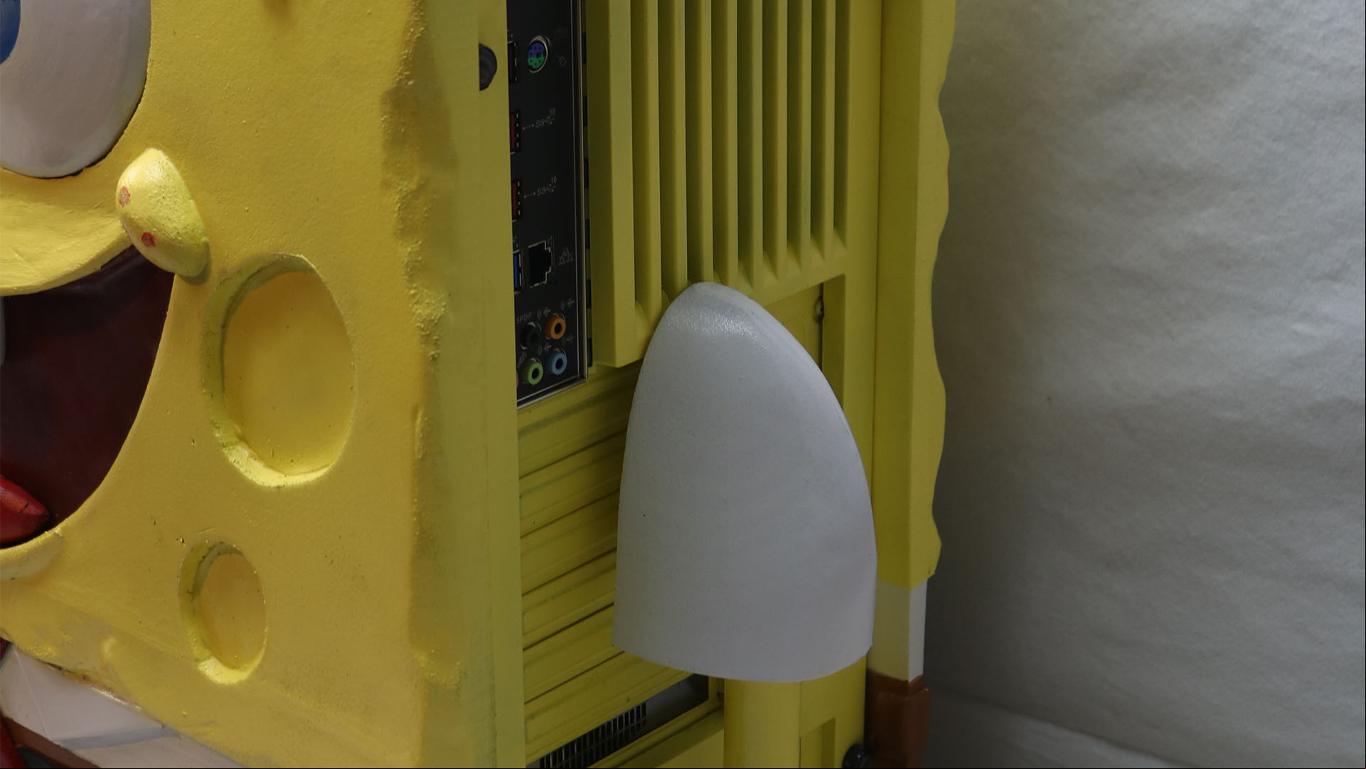 the back of the spongebob squarepants gaming pc