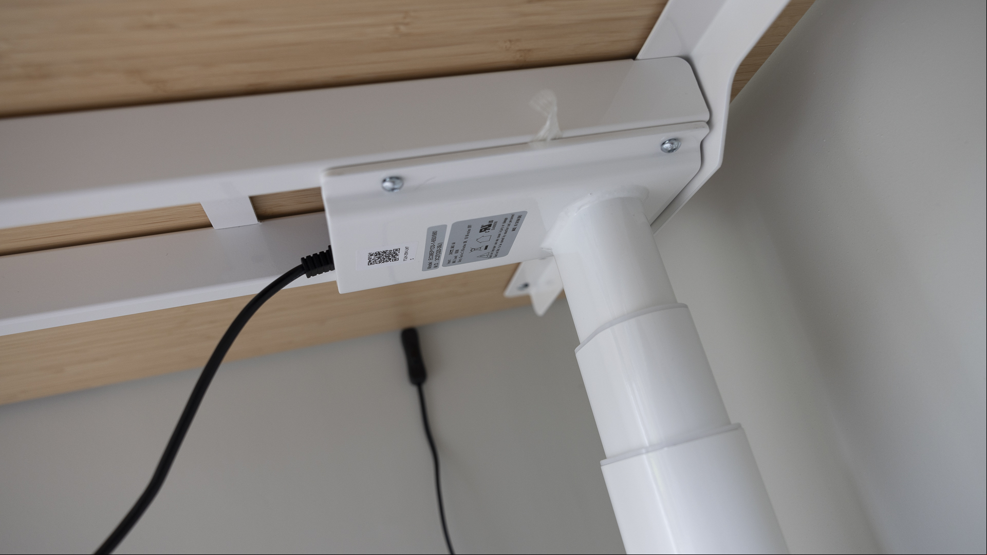 Flexispot E8 Standing Desk review image showing the underside of the desk.