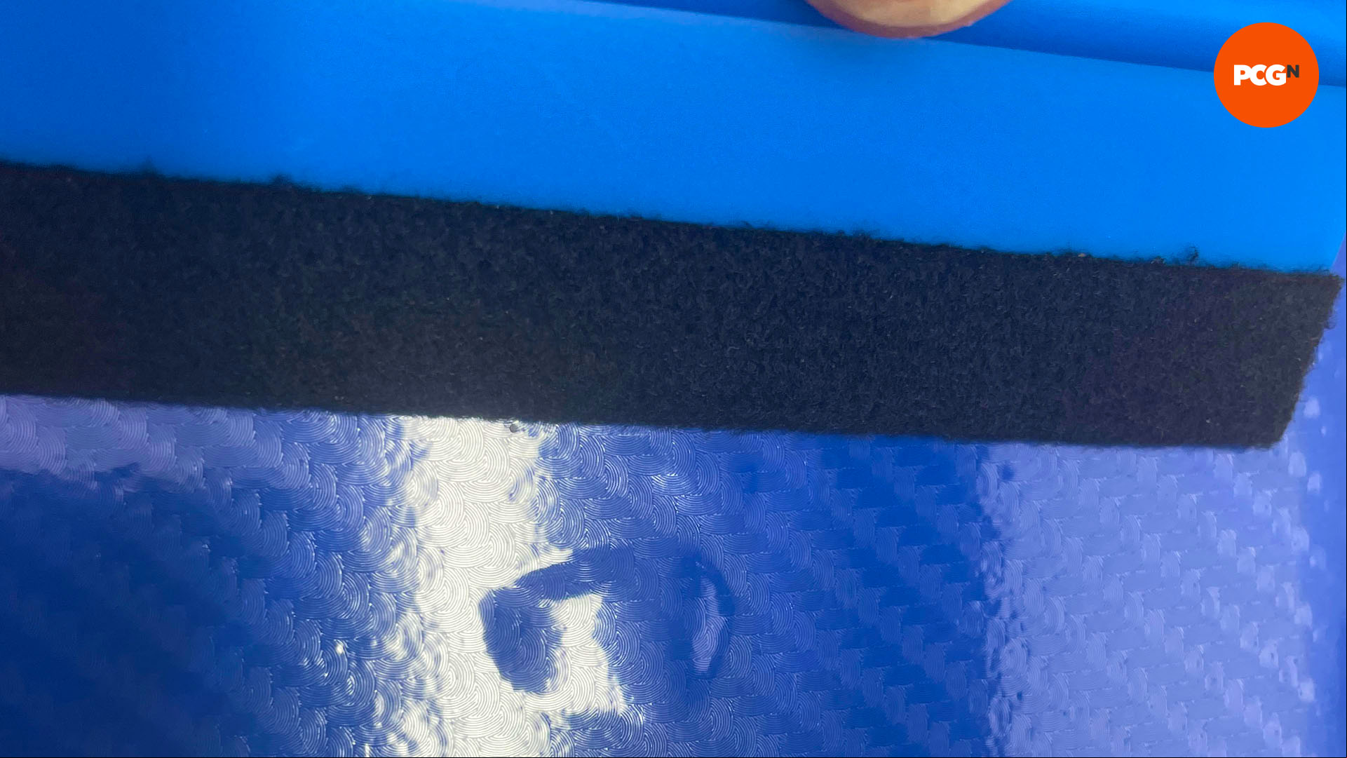 How to change your graphics card color: Remove vinyl air bubbles with squeegee