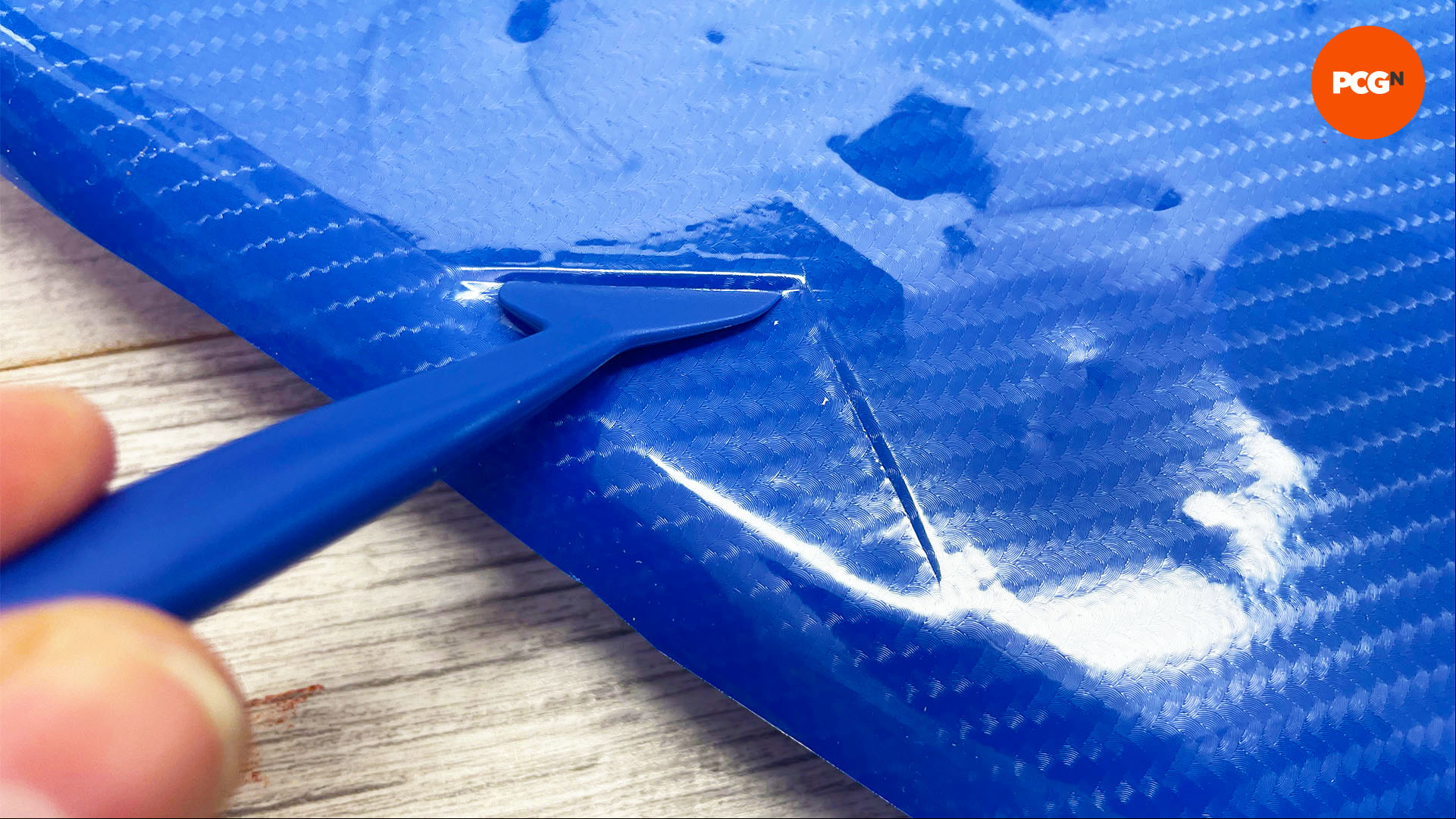How to change your graphics card color: Work vinyl into recesses with a spatula