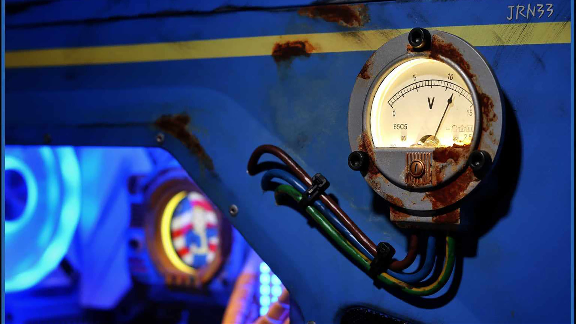 Fallout gaming PC build: Working analog vault meter