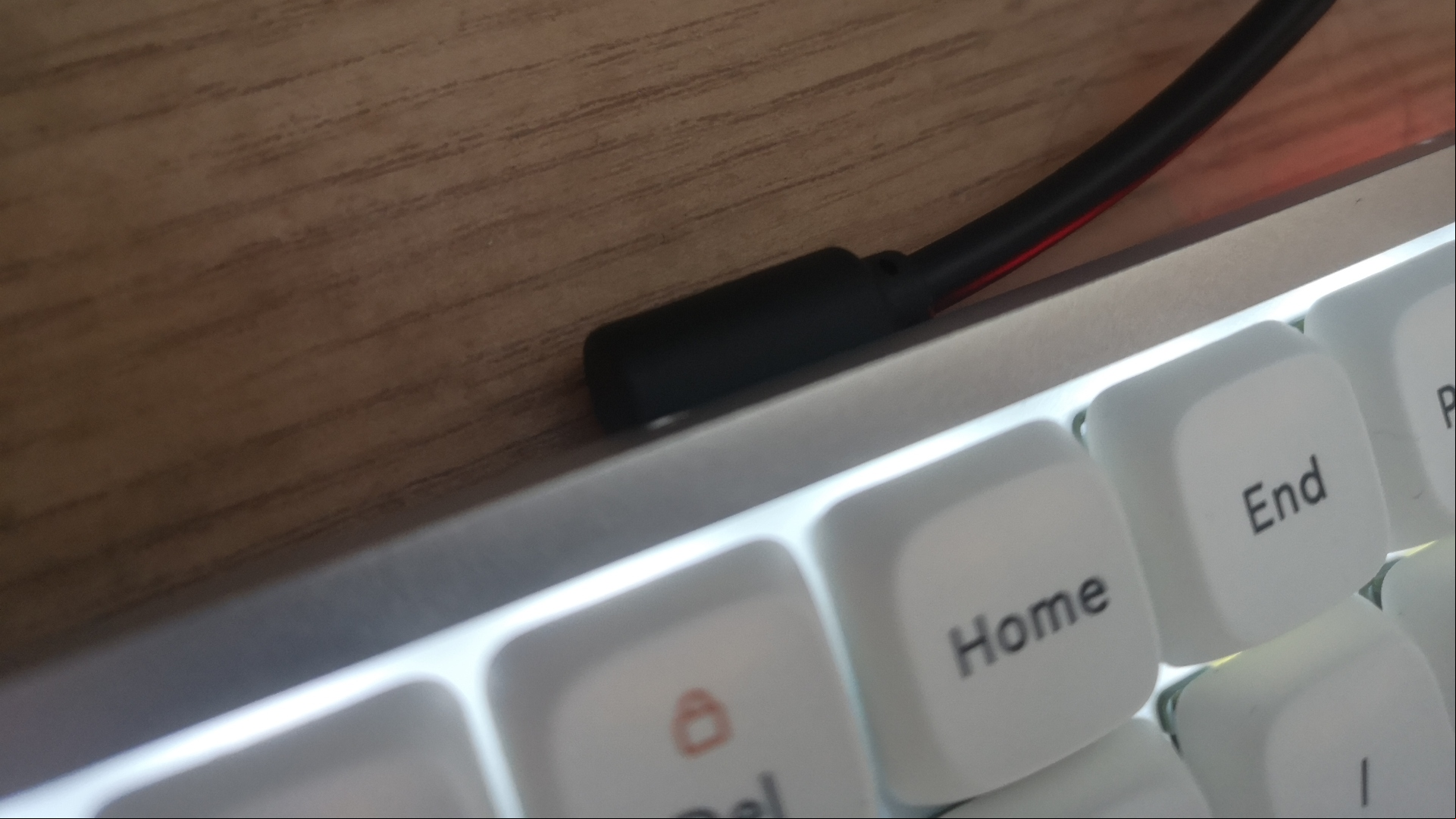 Lofree Flow Mechanical Keyboard review image showing where it plugs in.