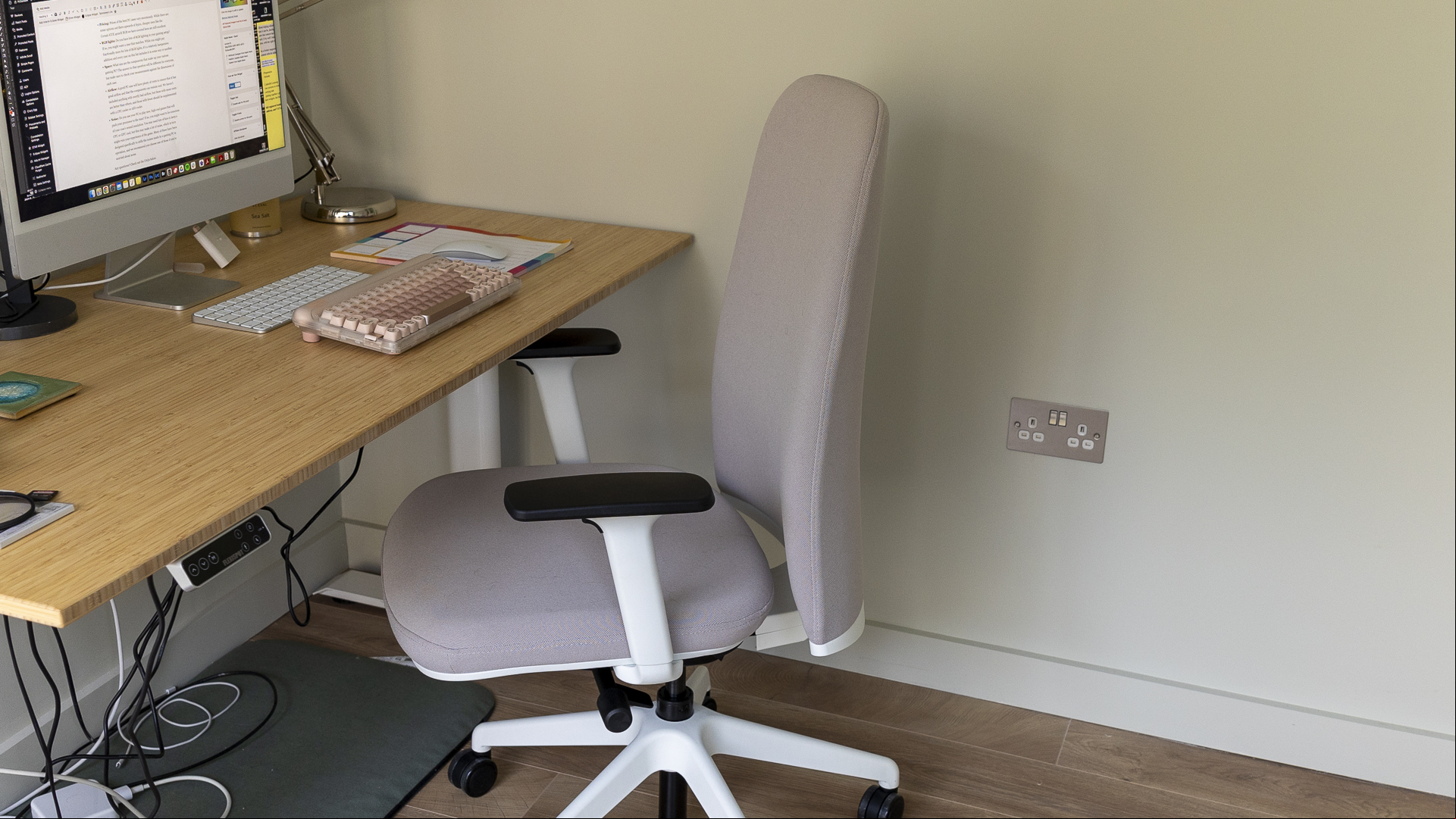 A side view of the The back of the Boulies Nubi office chair