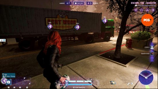A player looks around at three exit markers on the screen, showing the location of the Killer Klowns from Outer Space escape routes.