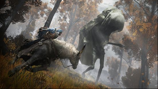 The Tarnished is riding his horse around a giant hooded enemy to try and find Elden Ring Talismans.