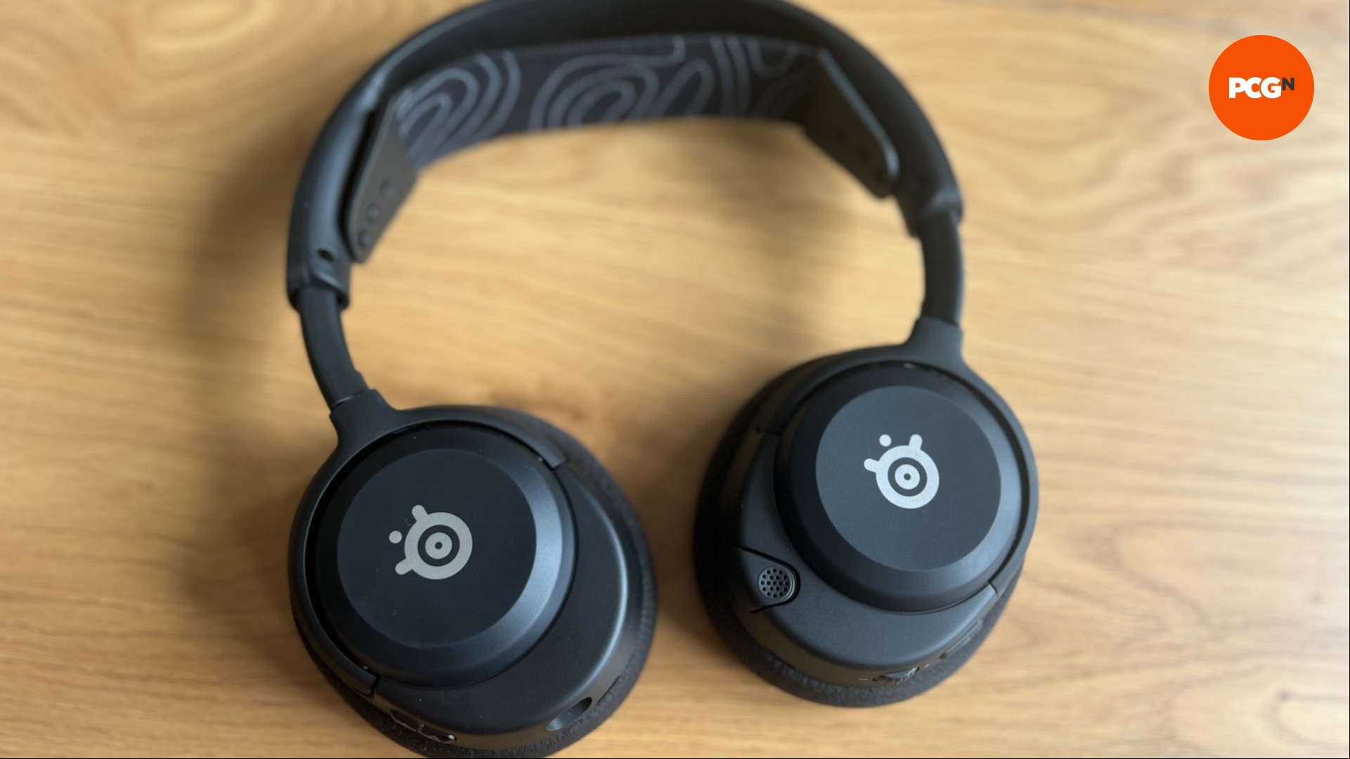 Steelseries Nova 5 wireless flat against a table 