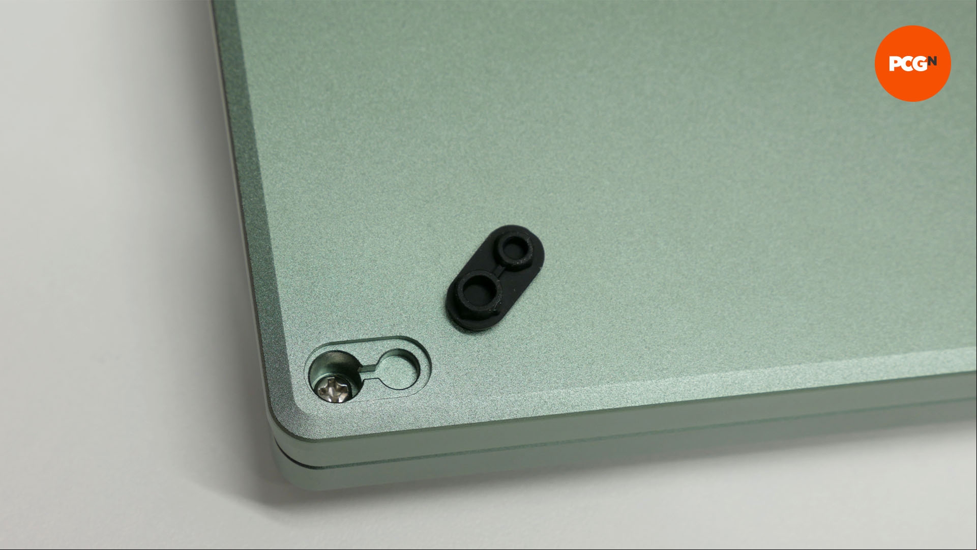 glorious gmmk 3 review 08 rubber feet screws