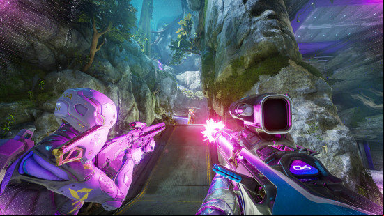 Splitgate 2 preview: two players teaming up and firing on an enemy