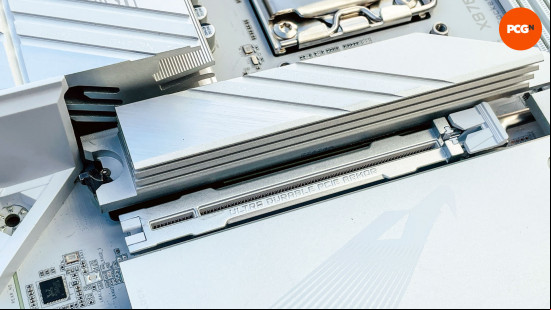 Gigabyte X870 Aorus Elite WiFi7 Ice review: PCIe 5.0 M.2 SSD heatsink.