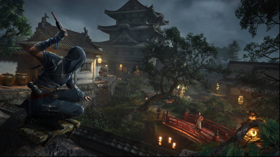 An image of a woman, Naoe, wearing dark hooded clothes preparing to throw a knife at a man standing on a Japanese-inspired bridge in a feudal Japanese setting